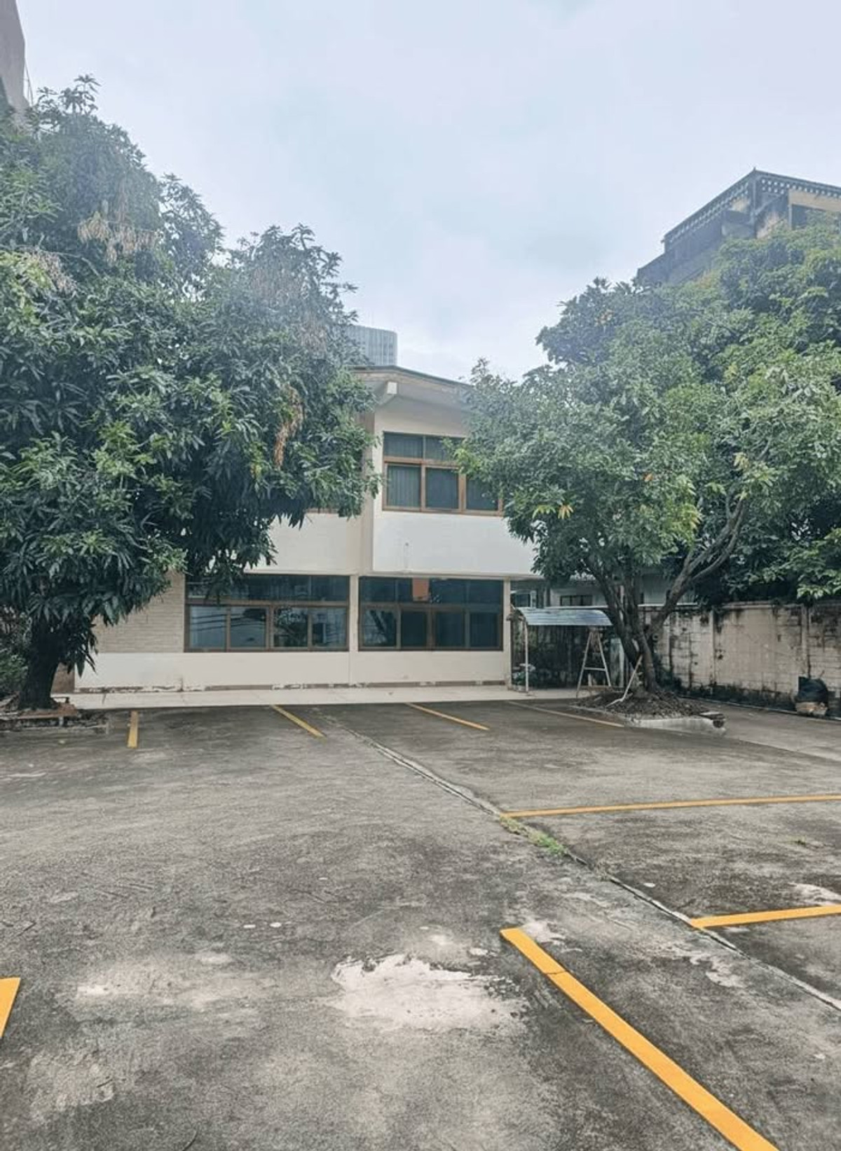 For RentHouseSilom, Saladaeng, Bangrak : 2-storey house for rent, suitable for renovation to make an office, showroom, clinic or restaurant in the heart of the city, Soi Santiphap, near MRT Samyan and BTS Chong Nonsi, large plot of land. พร้อมที่จอดรถมากกว่า 10 คัน