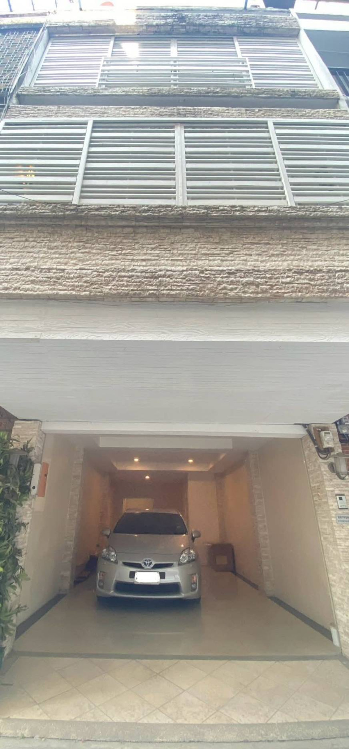 For RentTownhomeSiam Paragon ,Chulalongkorn,Samyan : 💥CP-10008💥 Available for rent: 5-story townhome in a prime location, Soi Kasemsan 1. 👉Add Line @rangrak