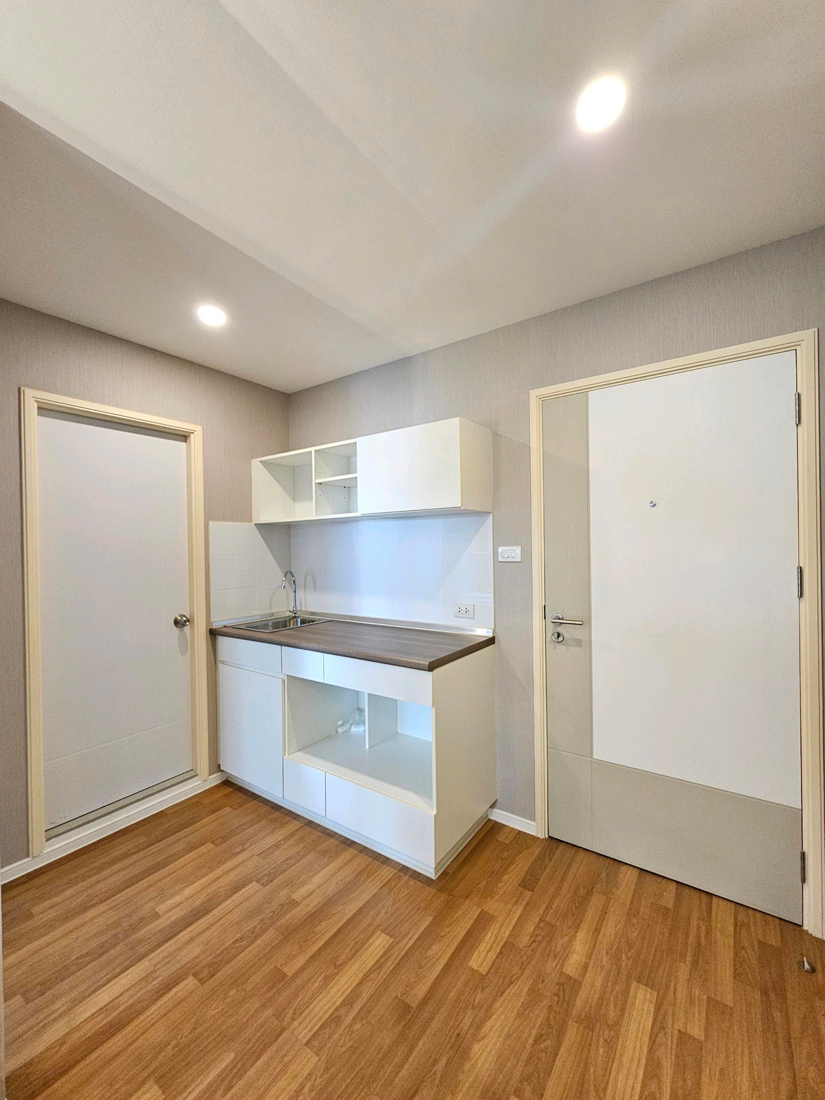 ขายคอนโดบางนา แบริ่ง ลาซาล : ✨ ขายด่วน! ลุมพินี เพลส บางนา กม.3 ✨คอนโดใหม่เอี่ยม ไม่เคยเข้าอยู่ ตกแต่งสวย บิ๊วอินครบ พร้อมอยู่ทันที ระเบียงหันหน้าทิศเหนือไม่ร้อน