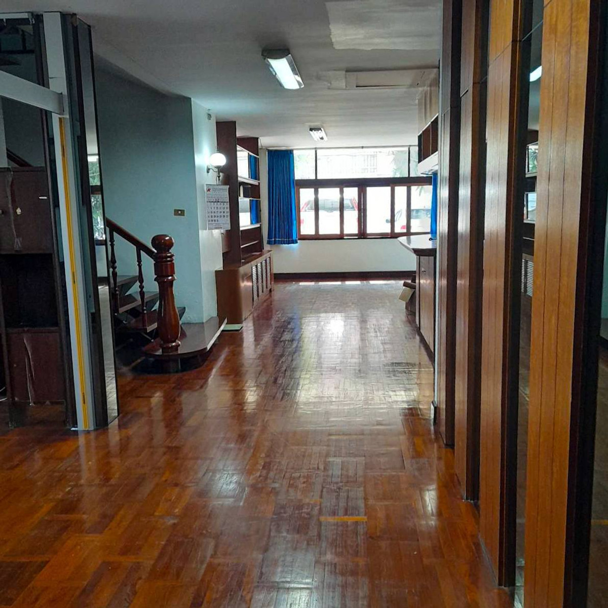 For RentHouseSilom, Saladaeng, Bangrak : 2-storey house for rent, suitable for renovation to make an office, showroom, clinic or restaurant in the heart of the city, Soi Santiphap, near MRT Samyan and BTS Chong Nonsi, large plot of land. พร้อมที่จอดรถมากกว่า 10 คัน
