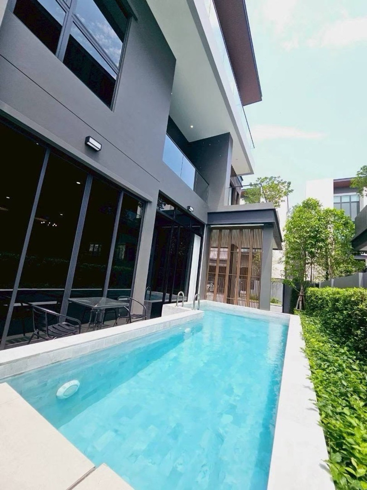 For RentHouseYothinpattana,CDC : Luxury three-storey pool villa with a private lift, fully furnished and ready to move in