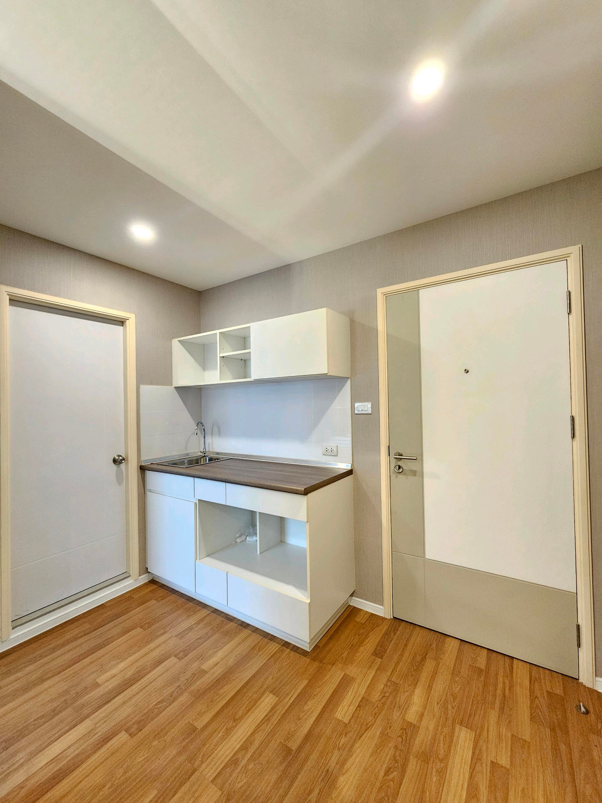 ขายคอนโดบางนา แบริ่ง ลาซาล : ✨ ขายด่วน! ลุมพินี เพลส บางนา กม.3 ✨คอนโดใหม่เอี่ยม ไม่เคยเข้าอยู่ ตกแต่งสวย บิ๊วอินครบ พร้อมอยู่ทันที ระเบียงหันหน้าทิศเหนือไม่ร้อน