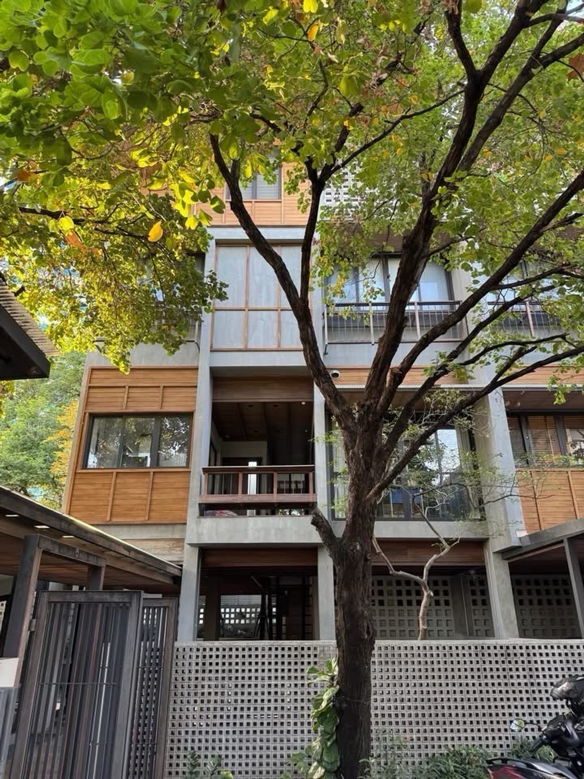 ขายบ้านสะพานควาย จตุจักร : บ้านแฝดบรรยากาศบ้านสวน ให้ความสงบและความเป็นส่วนตัว ในทำเลวิภาวดีใจกลางเมือง