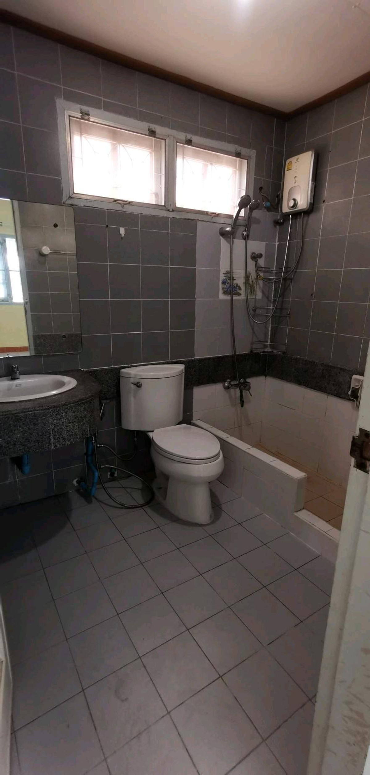 For SaleSamut Prakan,Samrong : Twin house 36 sq m., Nanthana Garden Village, Bang Pla 22, near Chularat 3 Hospital, the front of the house faces south.