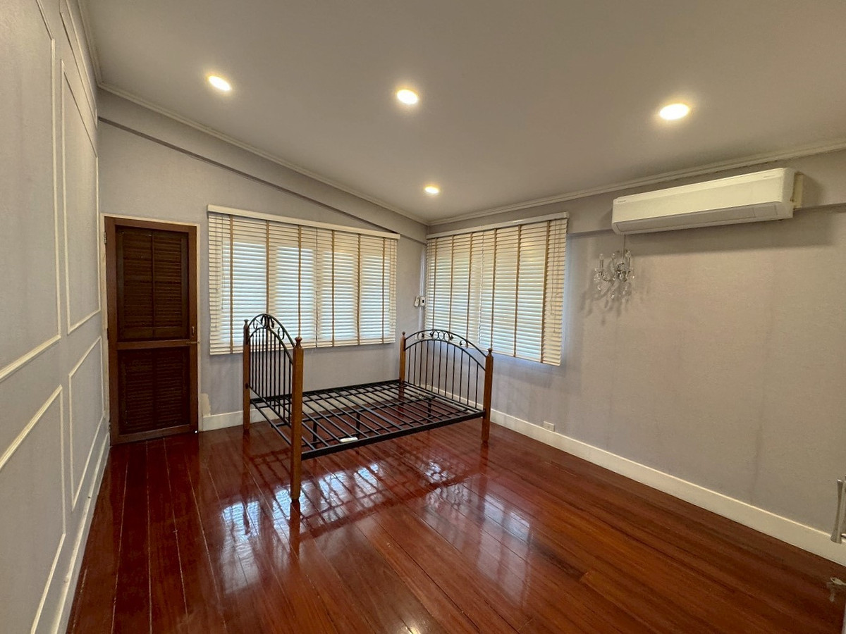 ให้เช่าบ้านพระราม 9 เพชรบุรีตัดใหม่ RCA : 🏡 ให้เช่าบ้าน ดีไซน์คลาสสิก พร้อมสระว่ายน้ำและสวนกว้าง 📍 ทำเลพระราม 9 ซอยศูนย์วิจัย ** NO CO-AGENT ** 