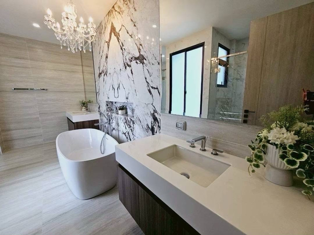 For RentHouseYothinpattana,CDC : Luxury three-storey pool villa with a private lift, fully furnished and ready to move in