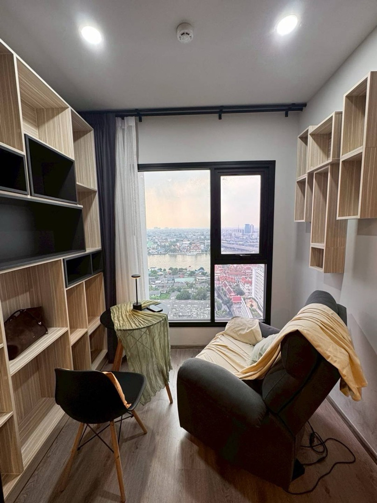 For RentCondoBang Sue, Wong Sawang, Tao Pun : Hurry and say hello.