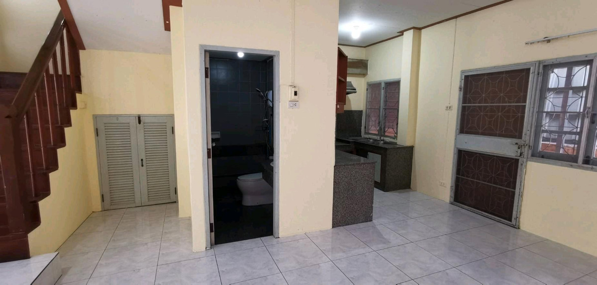 For SaleSamut Prakan,Samrong : Twin house 36 sq m., Nanthana Garden Village, Bang Pla 22, near Chularat 3 Hospital, the front of the house faces south.