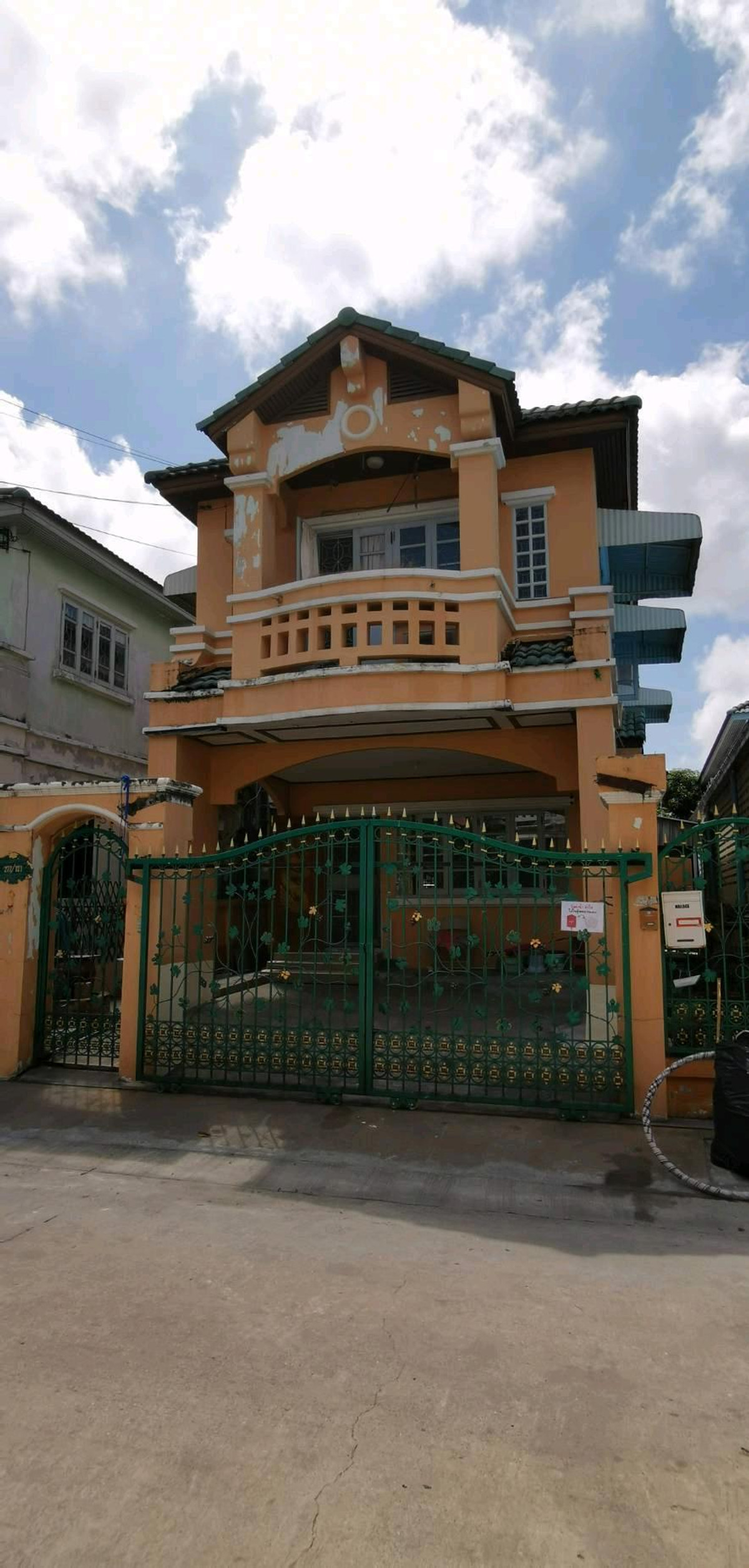 For SaleSamut Prakan,Samrong : Twin house 36 sq m., Nanthana Garden Village, Bang Pla 22, near Chularat 3 Hospital, the front of the house faces south.