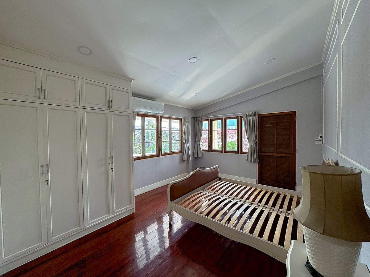 ให้เช่าบ้านพระราม 9 เพชรบุรีตัดใหม่ RCA : 🏡 ให้เช่าบ้าน ดีไซน์คลาสสิก พร้อมสระว่ายน้ำและสวนกว้าง 📍 ทำเลพระราม 9 ซอยศูนย์วิจัย ** NO CO-AGENT ** 