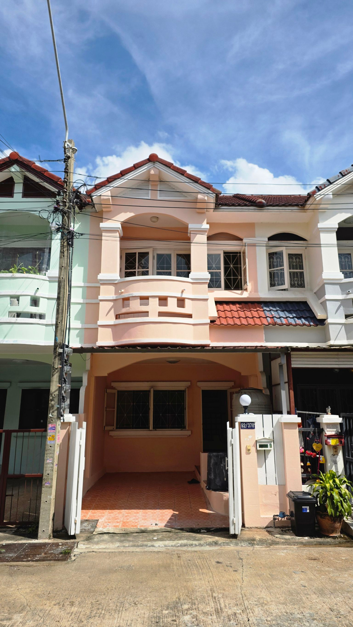 For SaleTownhomeNonthaburi, Bang Yai, Bangbuathong : 🚆 House near the skytrain, easy installments for new working people. Renovated house, newly painted, price 1.75 million baht