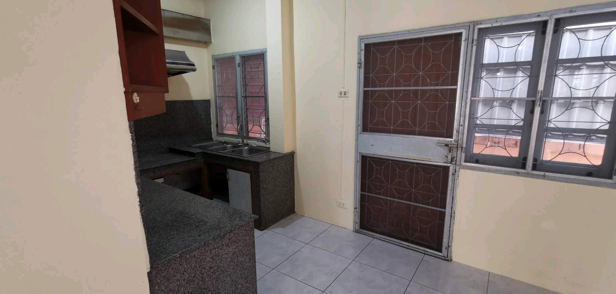 For SaleSamut Prakan,Samrong : Twin house 36 sq m., Nanthana Garden Village, Bang Pla 22, near Chularat 3 Hospital, the front of the house faces south.