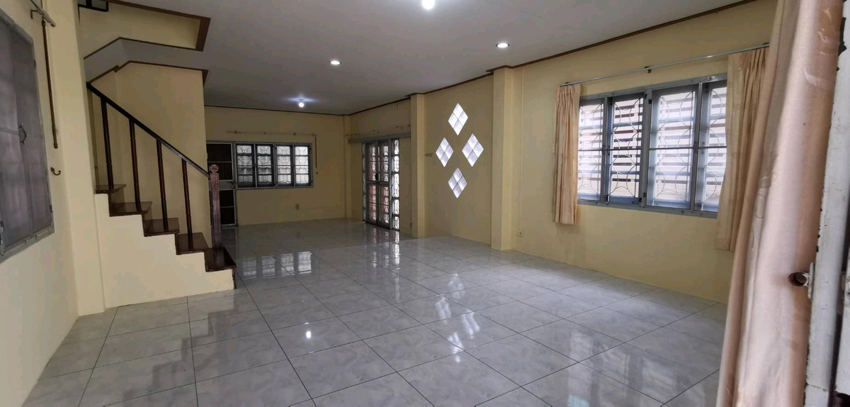 For SaleSamut Prakan,Samrong : Twin house 36 sq m., Nanthana Garden Village, Bang Pla 22, near Chularat 3 Hospital, the front of the house faces south.