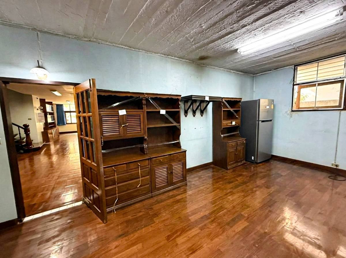 For RentHouseSilom, Saladaeng, Bangrak : 2-storey house for rent, suitable for renovation to make an office, showroom, clinic or restaurant in the heart of the city, Soi Santiphap, near MRT Samyan and BTS Chong Nonsi, large plot of land. พร้อมที่จอดรถมากกว่า 10 คัน