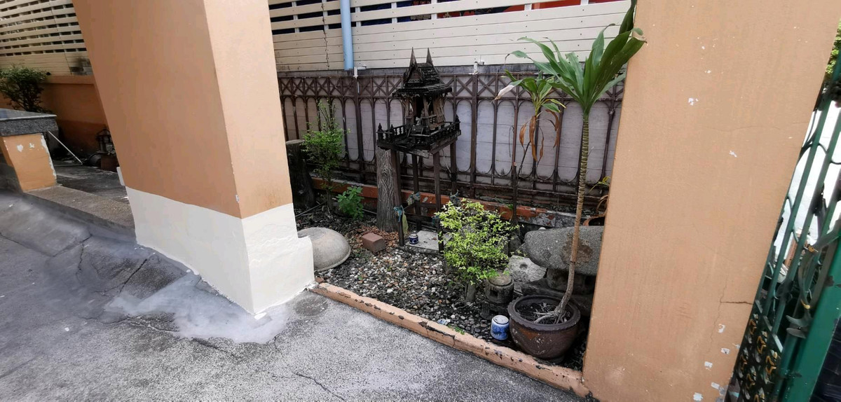 For SaleSamut Prakan,Samrong : Twin house 36 sq m., Nanthana Garden Village, Bang Pla 22, near Chularat 3 Hospital, the front of the house faces south.