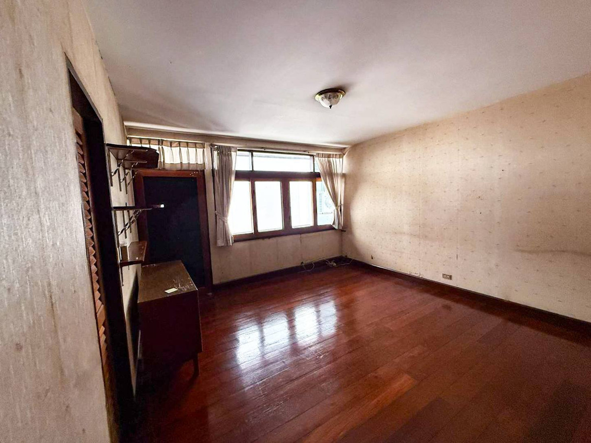 For RentHouseSilom, Saladaeng, Bangrak : 2-storey house for rent, suitable for renovation to make an office, showroom, clinic or restaurant in the heart of the city, Soi Santiphap, near MRT Samyan and BTS Chong Nonsi, large plot of land. พร้อมที่จอดรถมากกว่า 10 คัน