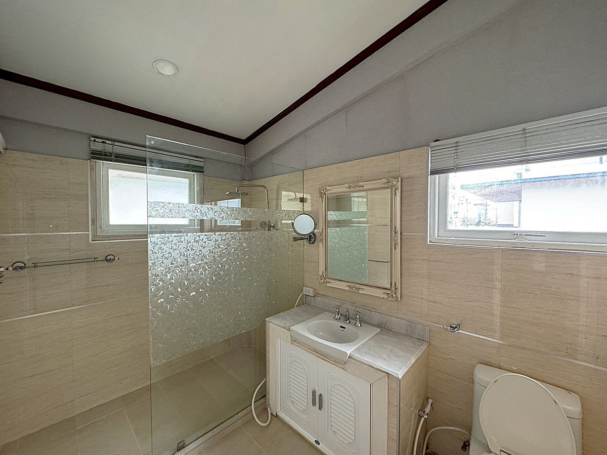 ให้เช่าบ้านพระราม 9 เพชรบุรีตัดใหม่ RCA : 🏡 ให้เช่าบ้าน ดีไซน์คลาสสิก พร้อมสระว่ายน้ำและสวนกว้าง 📍 ทำเลพระราม 9 ซอยศูนย์วิจัย ** NO CO-AGENT ** 