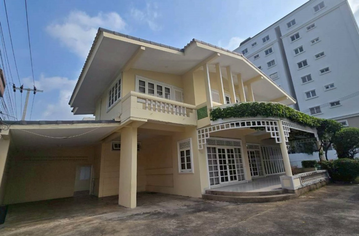 ให้เช่าบ้านพระราม 9 เพชรบุรีตัดใหม่ RCA : 🏡 ให้เช่าบ้าน ดีไซน์คลาสสิก พร้อมสระว่ายน้ำและสวนกว้าง 📍 ทำเลพระราม 9 ซอยศูนย์วิจัย ** NO CO-AGENT ** 