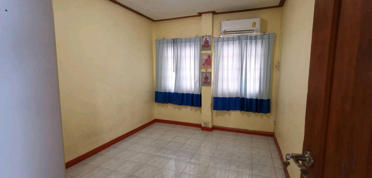 For SaleSamut Prakan,Samrong : Twin house 36 sq m., Nanthana Garden Village, Bang Pla 22, near Chularat 3 Hospital, the front of the house faces south.