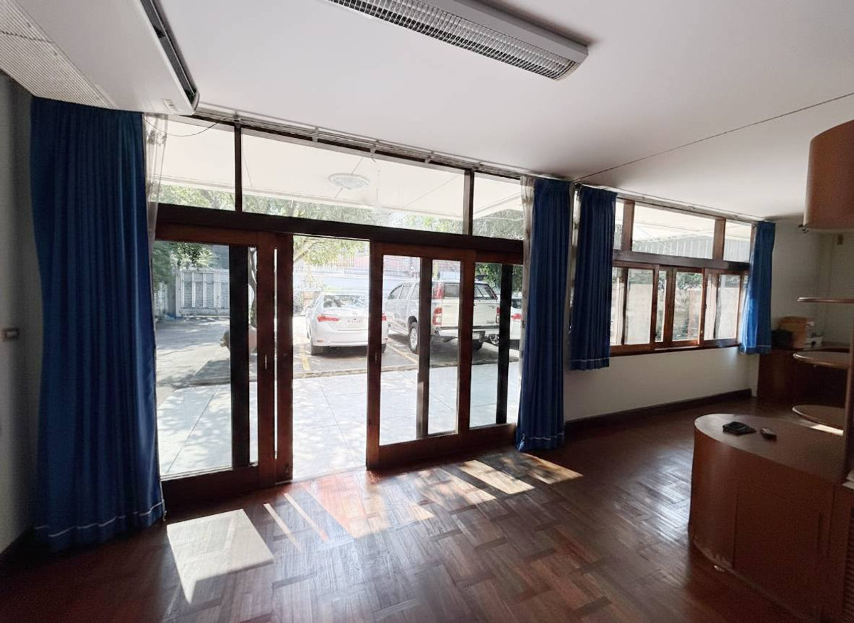 For RentHouseSilom, Saladaeng, Bangrak : 2-storey house for rent, suitable for renovation to make an office, showroom, clinic or restaurant in the heart of the city, Soi Santiphap, near MRT Samyan and BTS Chong Nonsi, large plot of land. พร้อมที่จอดรถมากกว่า 10 คัน