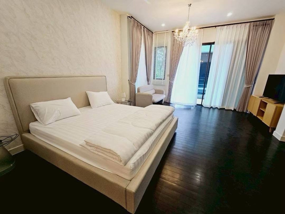 For RentHouseYothinpattana,CDC : Luxury three-storey pool villa with a private lift, fully furnished and ready to move in