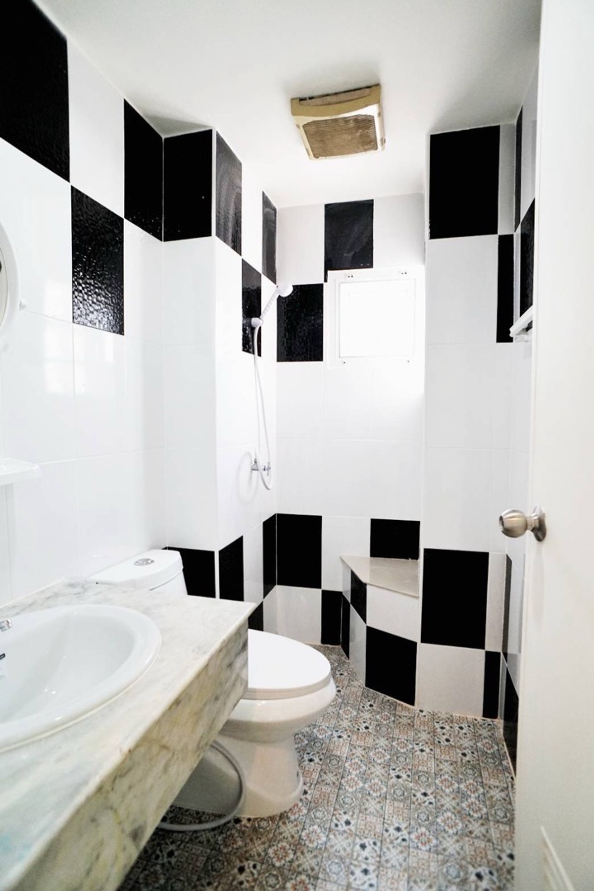 ขายโฮมออฟฟิศเลียบทางด่วนรามอินทรา : ขายโฮมออฟฟิศ 4ชั้น ซอยประดิษฐ์มนูธรรม10 เรียบด่วนเอกมัยรามอินทรา เยื้องเซ็นทรัลอีสต์วิลล์ 350ตารางเมตร