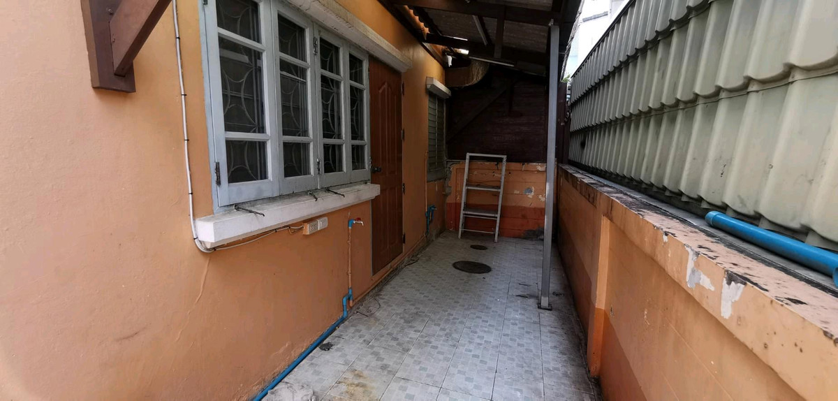 For SaleSamut Prakan,Samrong : Twin house 36 sq m., Nanthana Garden Village, Bang Pla 22, near Chularat 3 Hospital, the front of the house faces south.