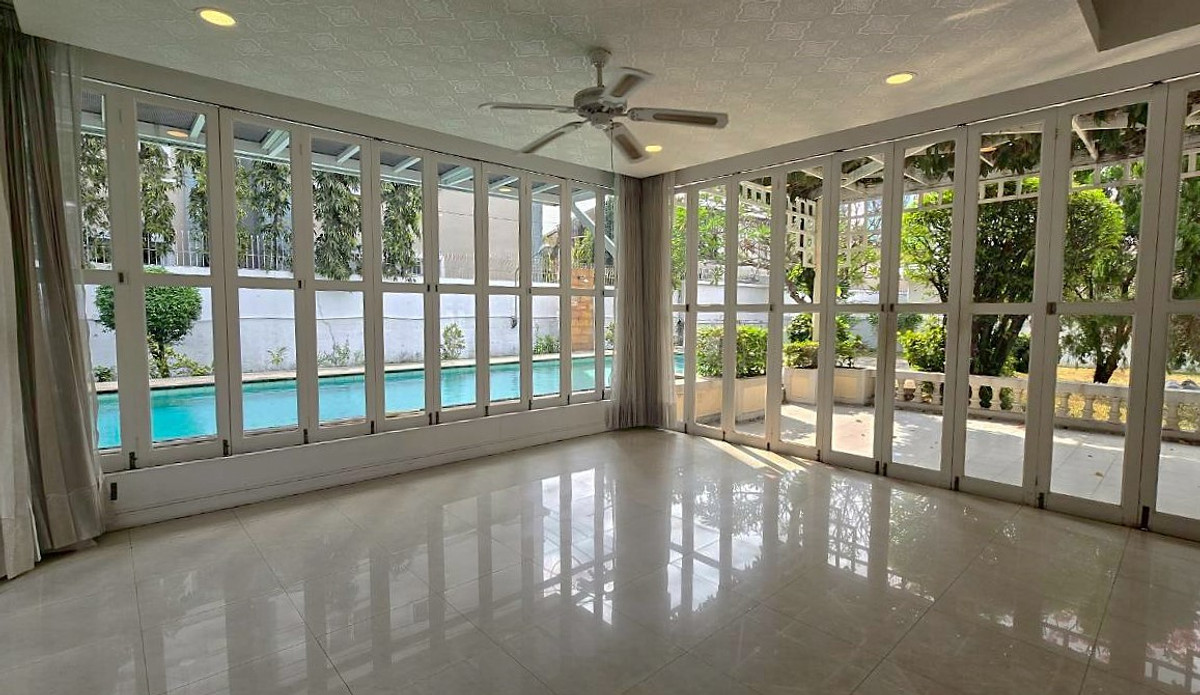 ให้เช่าบ้านพระราม 9 เพชรบุรีตัดใหม่ RCA : 🏡 ให้เช่าบ้าน ดีไซน์คลาสสิก พร้อมสระว่ายน้ำและสวนกว้าง 📍 ทำเลพระราม 9 ซอยศูนย์วิจัย ** NO CO-AGENT ** 