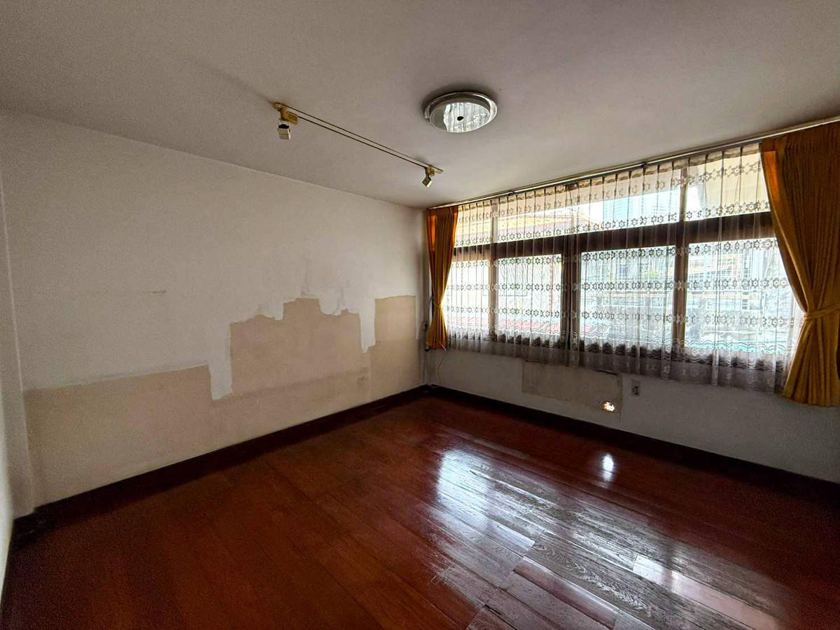 For RentHouseSilom, Saladaeng, Bangrak : 2-storey house for rent, suitable for renovation to make an office, showroom, clinic or restaurant in the heart of the city, Soi Santiphap, near MRT Samyan and BTS Chong Nonsi, large plot of land. พร้อมที่จอดรถมากกว่า 10 คัน