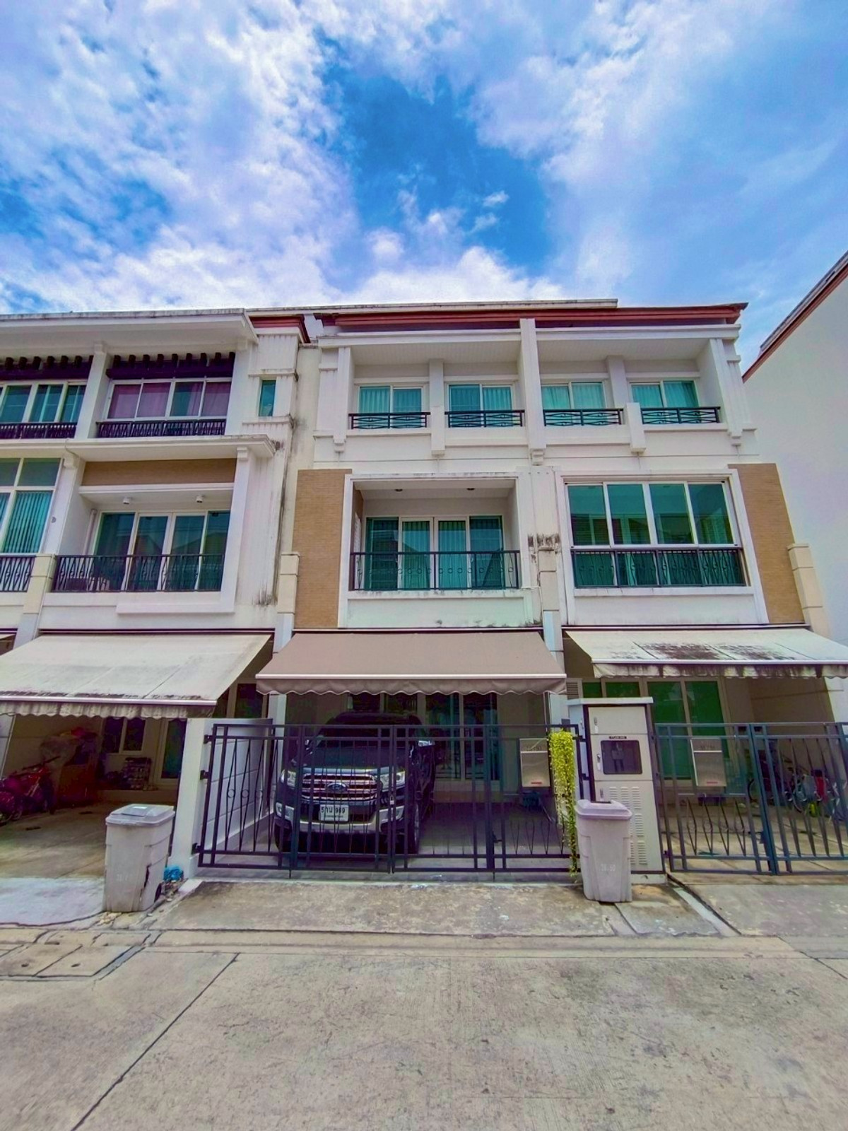 For SaleTownhomeRama3 (Riverside),Satupadit : 3-story townhome, Baan Klang Krung Rama 3, meets the needs of dog owners.