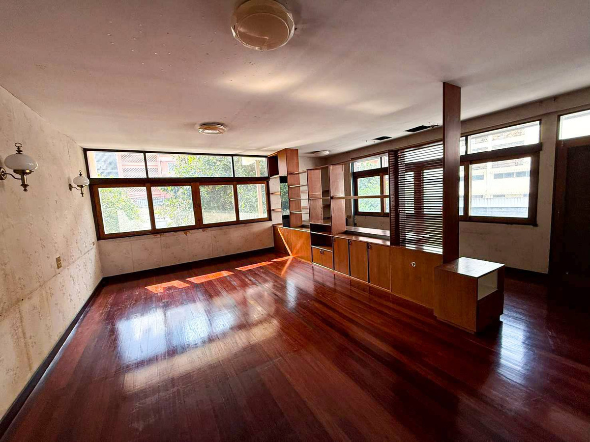 For RentHouseSilom, Saladaeng, Bangrak : 2-storey house for rent, suitable for renovation to make an office, showroom, clinic or restaurant in the heart of the city, Soi Santiphap, near MRT Samyan and BTS Chong Nonsi, large plot of land. พร้อมที่จอดรถมากกว่า 10 คัน