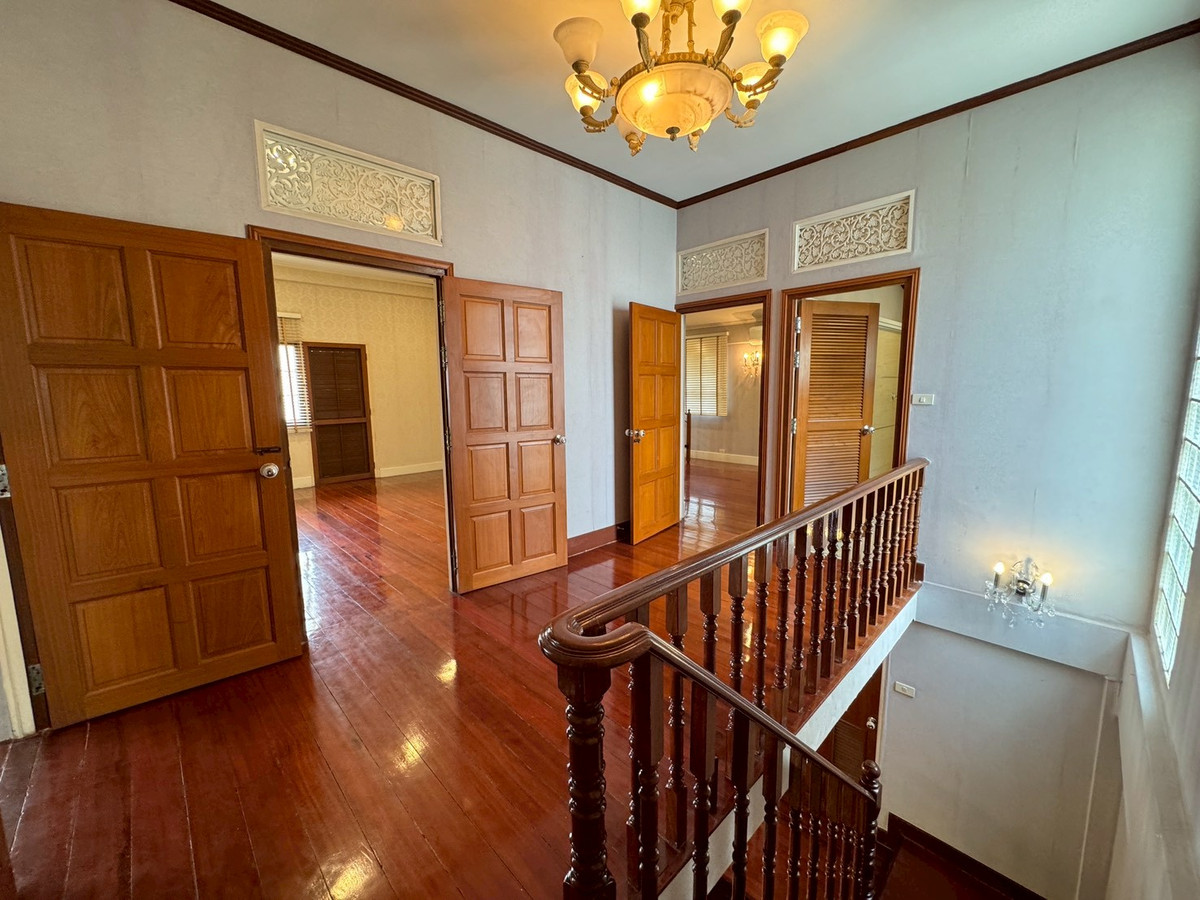 ให้เช่าบ้านพระราม 9 เพชรบุรีตัดใหม่ RCA : 🏡 ให้เช่าบ้าน ดีไซน์คลาสสิก พร้อมสระว่ายน้ำและสวนกว้าง 📍 ทำเลพระราม 9 ซอยศูนย์วิจัย ** NO CO-AGENT ** 