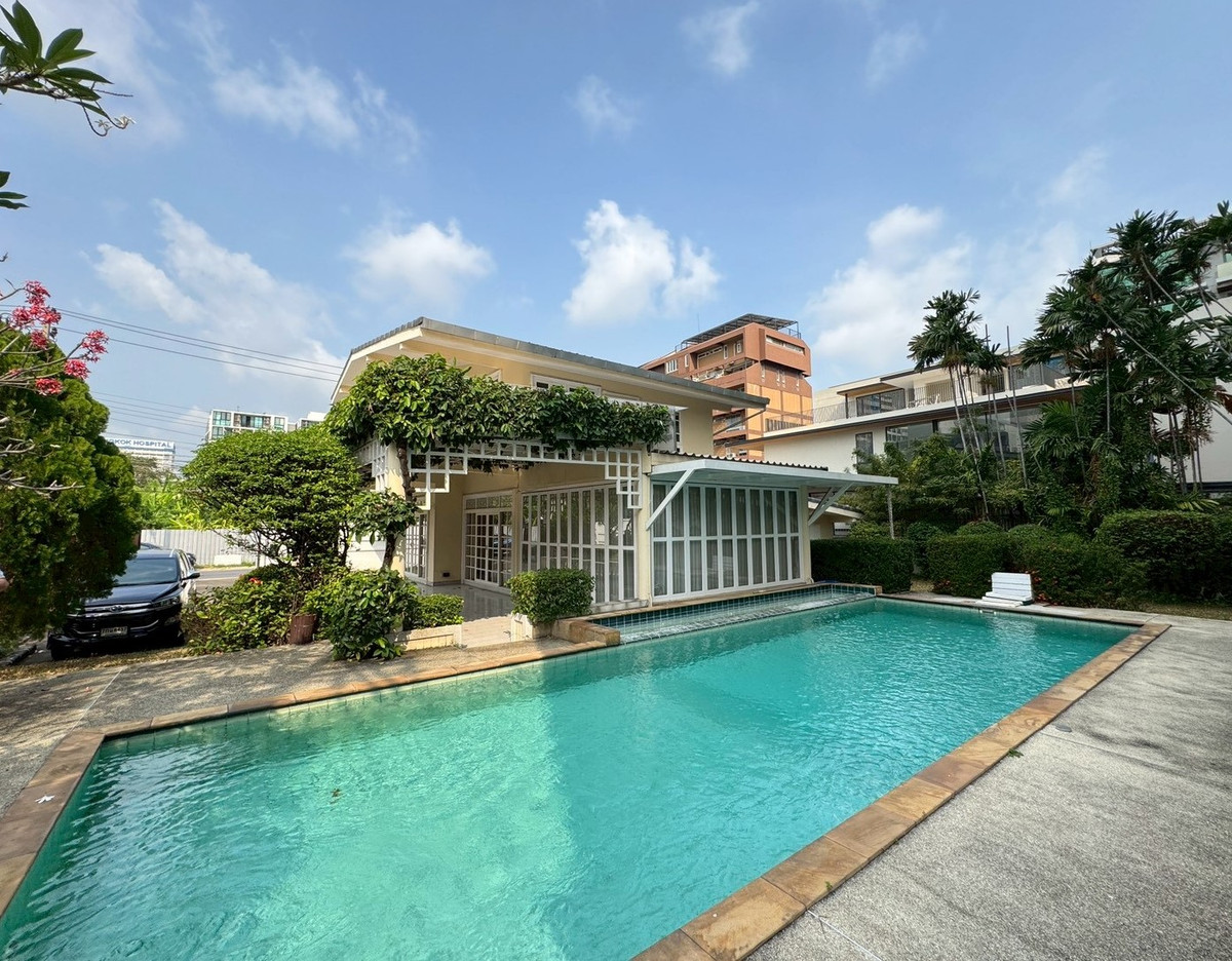 For RentHouseRama9, Petchburi, RCA : 🏡  A Classic House for Rent with Private Swimming Pool & Spacious Garden 📍 Rama 9 – Soi Soonvijai ** NO CO-AGENT ** 