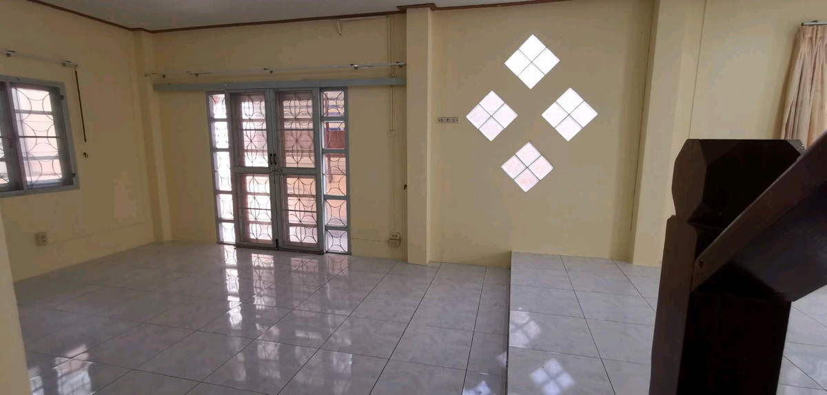 For SaleSamut Prakan,Samrong : Twin house 36 sq m., Nanthana Garden Village, Bang Pla 22, near Chularat 3 Hospital, the front of the house faces south.