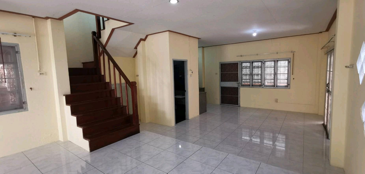 For SaleSamut Prakan,Samrong : Twin house 36 sq m., Nanthana Garden Village, Bang Pla 22, near Chularat 3 Hospital, the front of the house faces south.