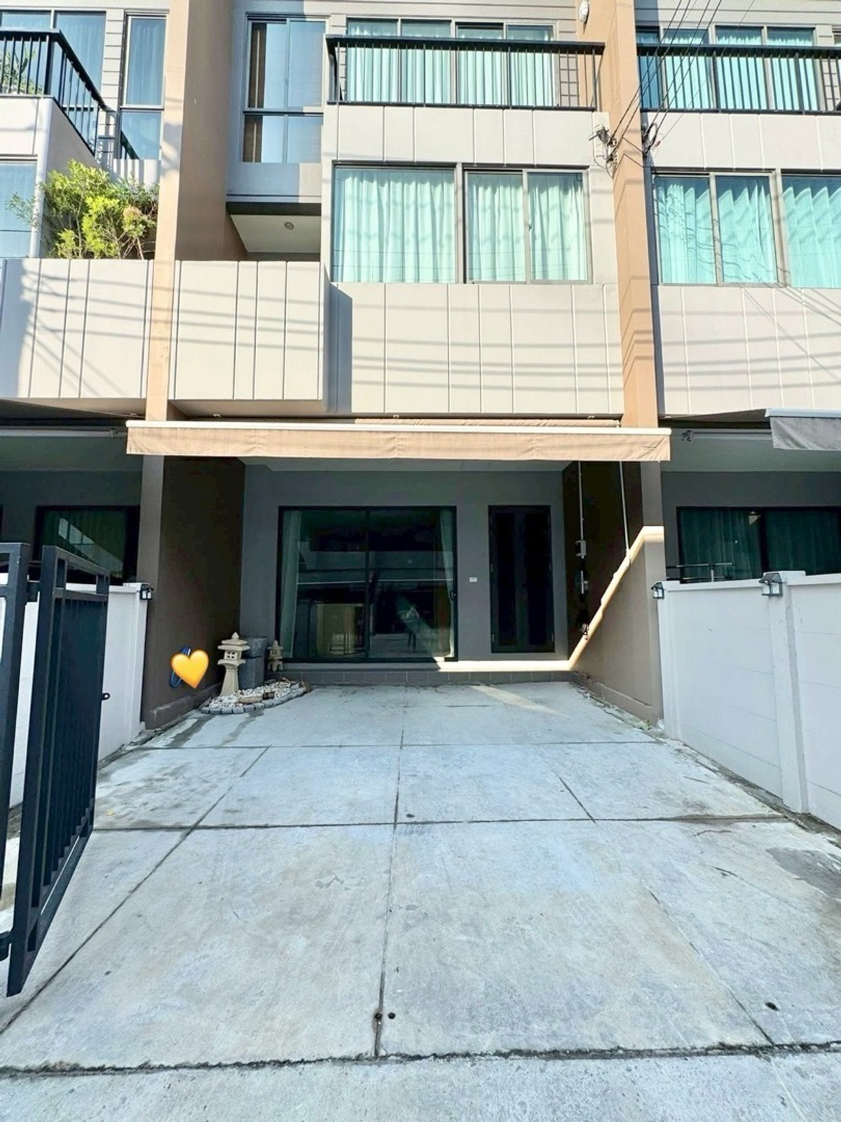 For RentTownhomeMin Buri, Romklao : Townhome for rent Baan Klang Muang Rama 9 - Krungthep Kreetha, 3-story townhome with furniture and electrical appliances, area size 152 sq m / 18.5 sq m, move in immediately.