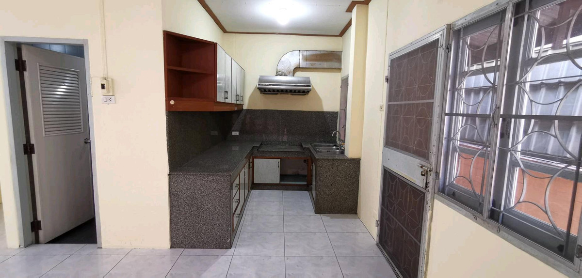 For SaleSamut Prakan,Samrong : Twin house 36 sq m., Nanthana Garden Village, Bang Pla 22, near Chularat 3 Hospital, the front of the house faces south.