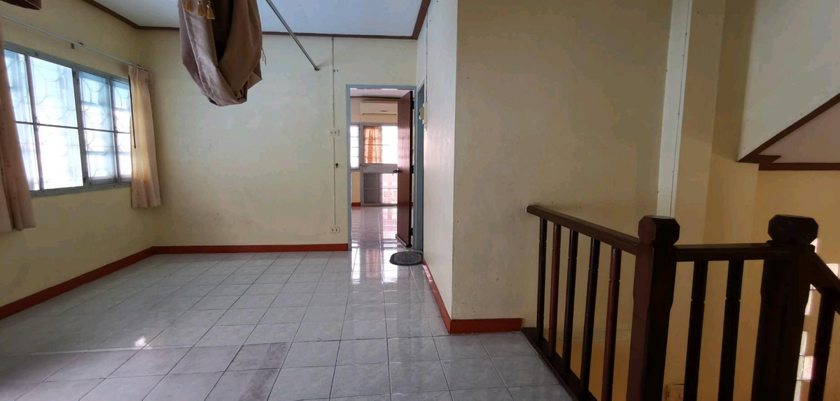 For SaleSamut Prakan,Samrong : Twin house 36 sq m., Nanthana Garden Village, Bang Pla 22, near Chularat 3 Hospital, the front of the house faces south.