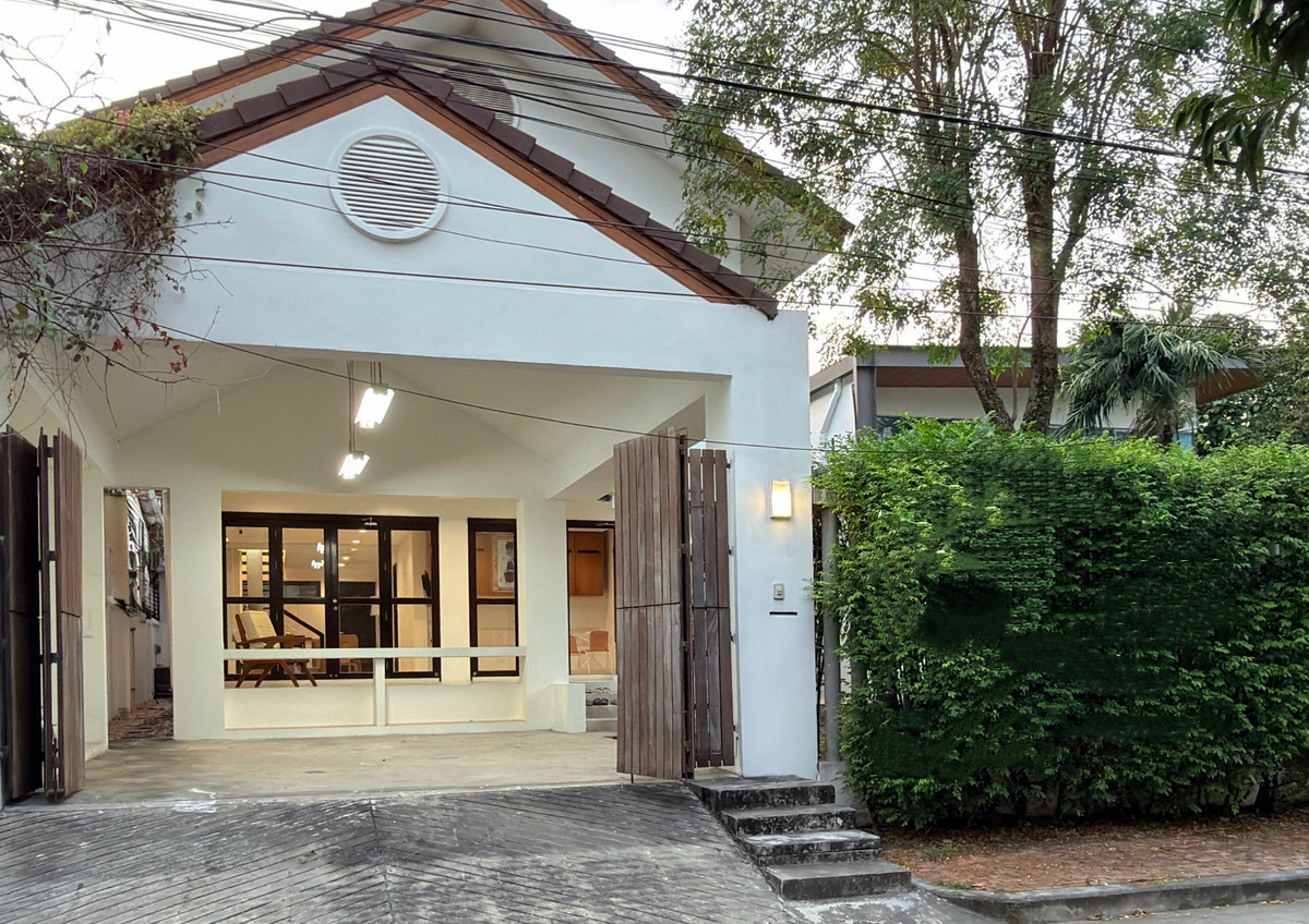 For RentHousePattanakan, Srinakarin : Single house for rent, newly renovated Muang Thong Village, Phatthanakan 74, near Seacon Square, Srinakarin, decorated in Contemporary style.