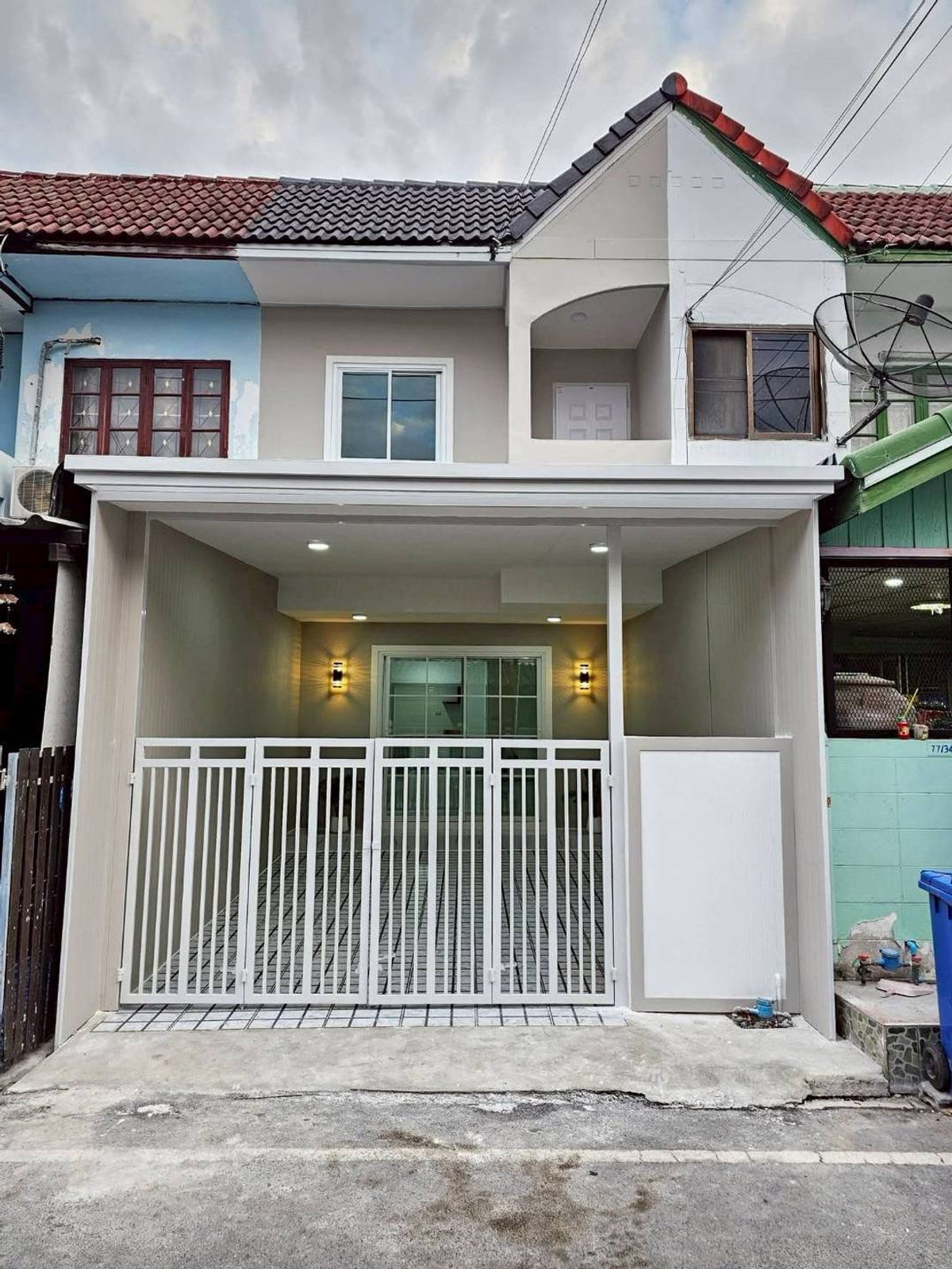 For SaleTownhomeNonthaburi, Bang Yai, Bangbuathong : Urgent sale! 2-story townhouse, completely renovated. Nanthicha Village 2 is located on the main road in a potential location. Can open a business, area 16 sq m., function 2 bedrooms, 2 bathrooms, special with the addition of a garage and a spacious kitch