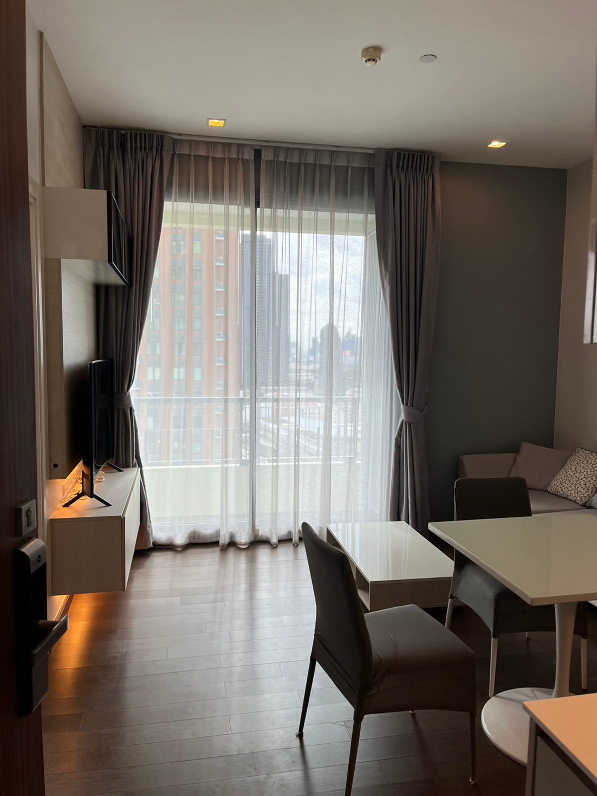 For RentCondoRama9, Petchburi, RCA : 🔥 𝗙𝗢𝗥 𝗥𝗘𝗡𝗧: 𝗤 𝗔𝗦𝗢𝗞𝗘 – 𝟬 𝗠𝗲𝘁𝗲𝗿𝘀 𝘁𝗼 𝗠𝗥𝗧 𝗣𝗵𝗲𝘁𝗰𝗵𝗮𝗯𝘂𝗿𝗶! 𝗨𝗹𝘁𝗶𝗺𝗮𝘁𝗲 𝗖𝗼𝗻𝘃𝗲𝗻𝗶𝗲𝗻𝗰𝗲 🚇✨