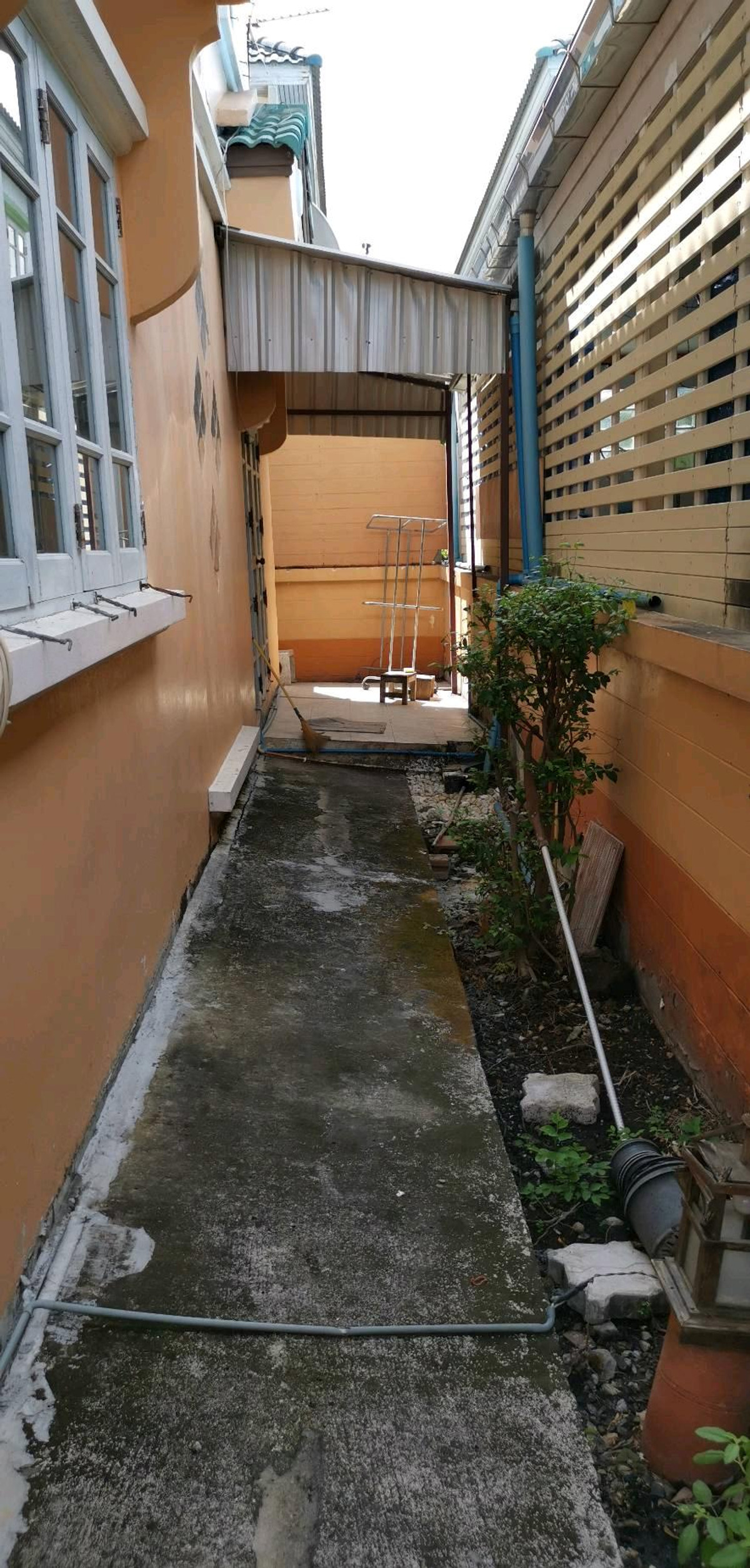 For SaleSamut Prakan,Samrong : Twin house 36 sq m., Nanthana Garden Village, Bang Pla 22, near Chularat 3 Hospital, the front of the house faces south.