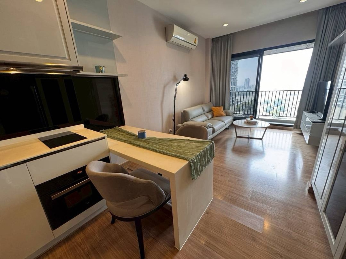 For RentCondoBang Sue, Wong Sawang, Tao Pun : Hurry and say hello.