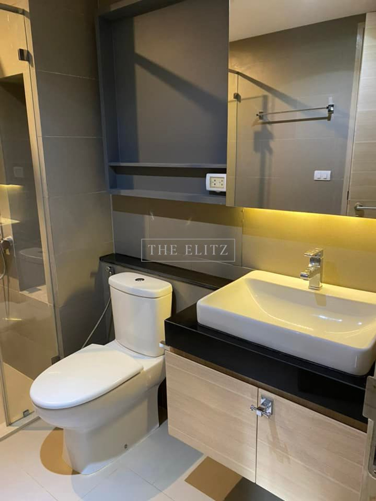 For RentCondoSilom, Saladaeng, Bangrak : ✨ Private Oasis ✨ Klass Silom, small units, not chaotic, quiet atmosphere like being at home in the heart of the city 🎉