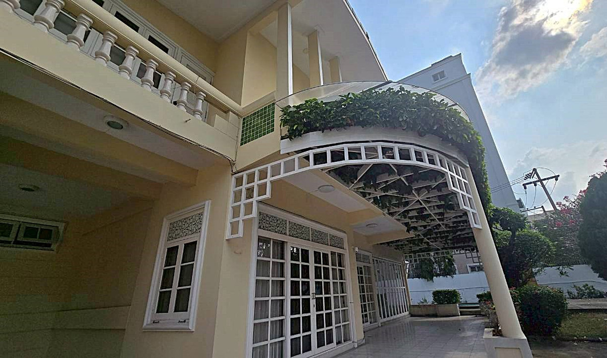 ให้เช่าบ้านพระราม 9 เพชรบุรีตัดใหม่ RCA : 🏡 ให้เช่าบ้าน ดีไซน์คลาสสิก พร้อมสระว่ายน้ำและสวนกว้าง 📍 ทำเลพระราม 9 ซอยศูนย์วิจัย ** NO CO-AGENT ** 