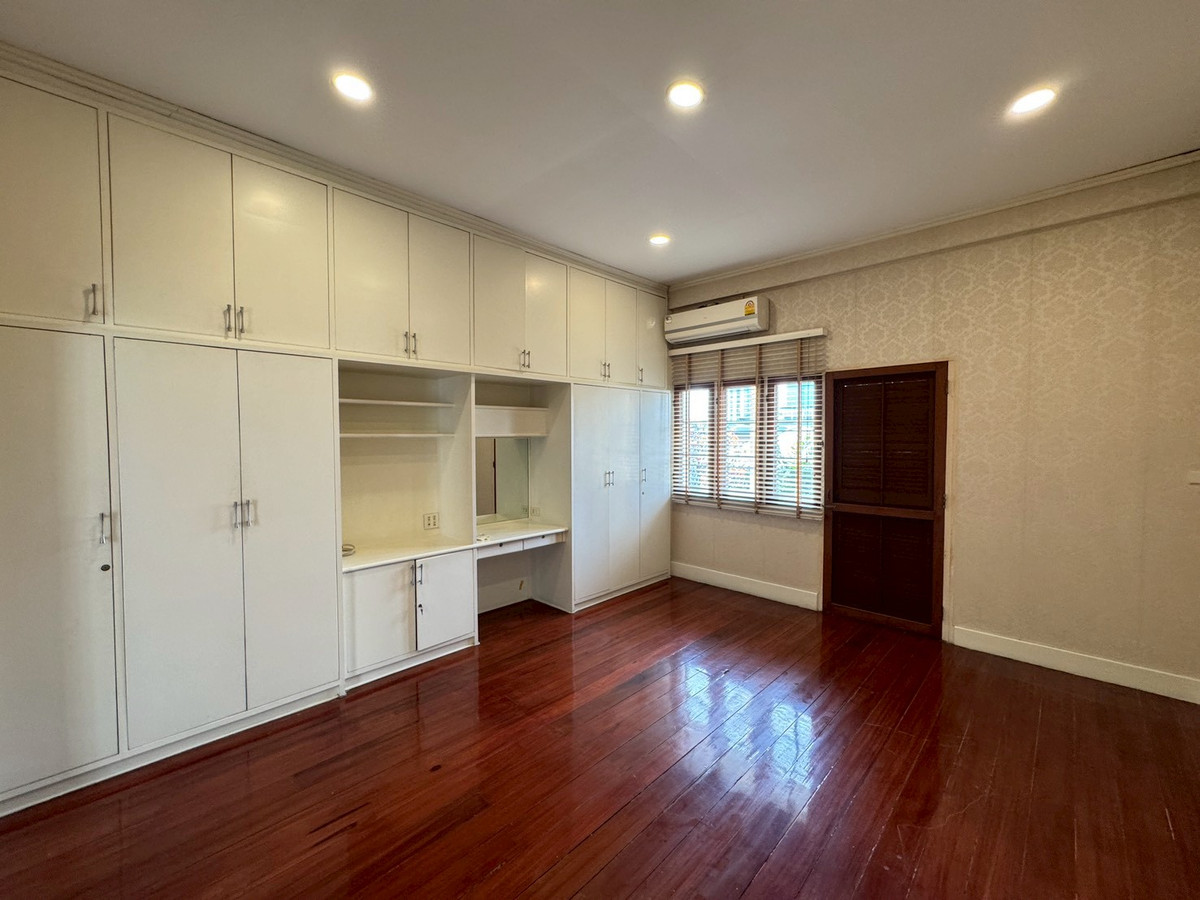 ให้เช่าบ้านพระราม 9 เพชรบุรีตัดใหม่ RCA : 🏡 ให้เช่าบ้าน ดีไซน์คลาสสิก พร้อมสระว่ายน้ำและสวนกว้าง 📍 ทำเลพระราม 9 ซอยศูนย์วิจัย ** NO CO-AGENT ** 