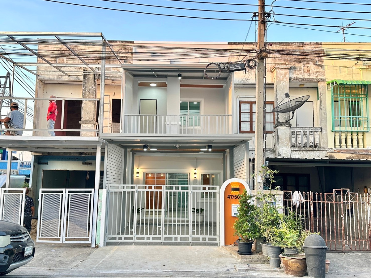 For SaleTownhomeNonthaburi, Bang Yai, Bangbuathong : Urgent sale! 2-story townhouse, completely renovated. Tree Shade Village Good location, located on the main road, 10-12 meters wide, able to open a business. Every square meter of usable space is worth it. With a balcony in front of the house larger than 