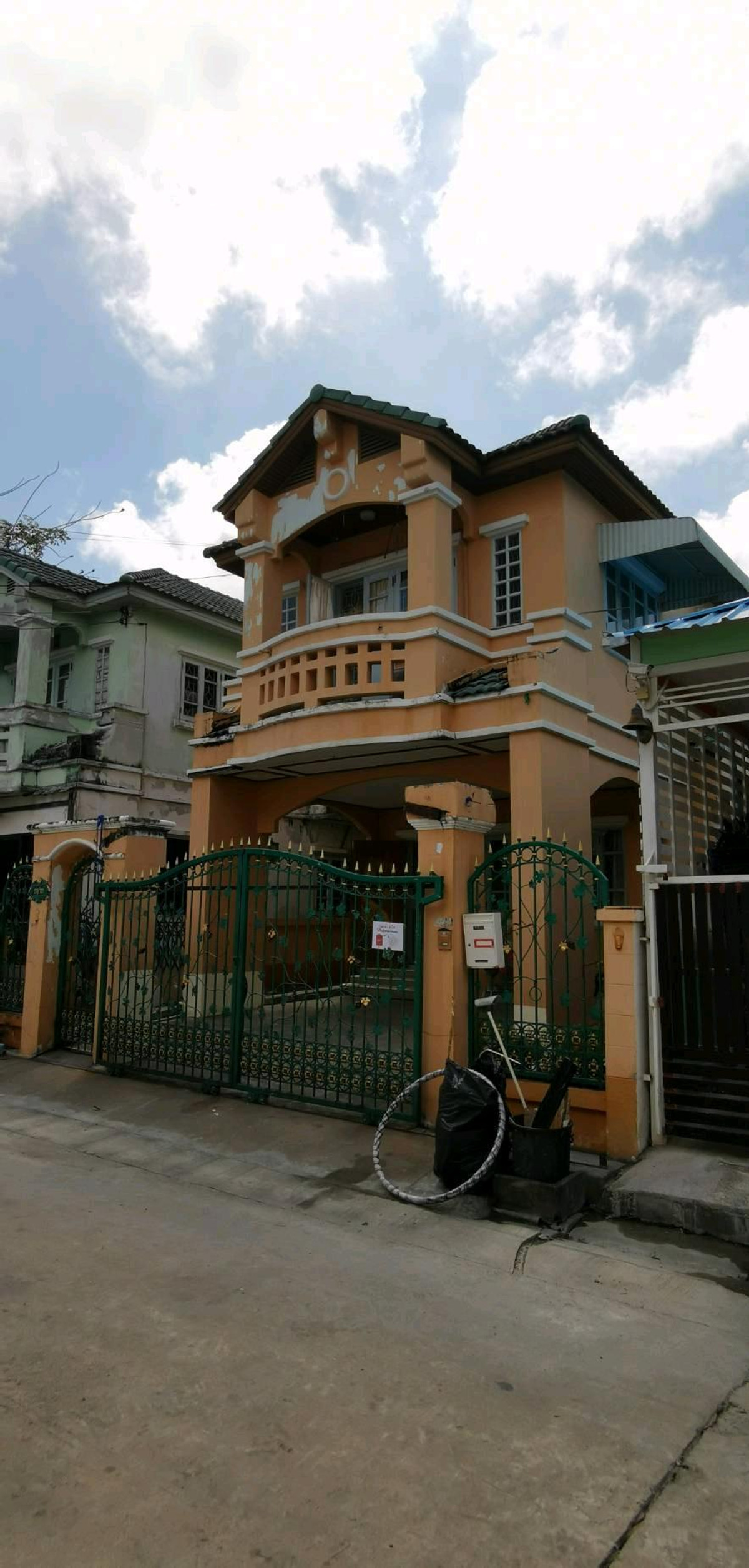 For SaleSamut Prakan,Samrong : Twin house 36 sq m., Nanthana Garden Village, Bang Pla 22, near Chularat 3 Hospital, the front of the house faces south.
