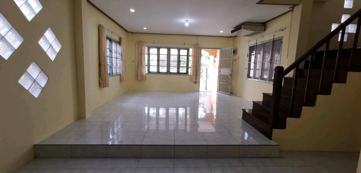 For SaleSamut Prakan,Samrong : Twin house 36 sq m., Nanthana Garden Village, Bang Pla 22, near Chularat 3 Hospital, the front of the house faces south.
