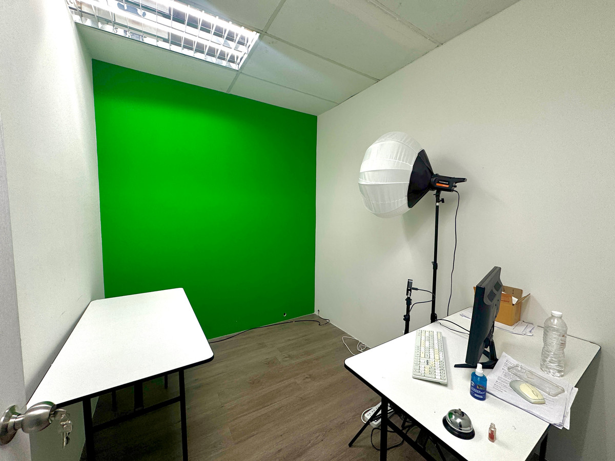 For RentOfficeRama3 (Riverside),Satupadit : Office for rent on the riverside Ready to share a room for doing live broadcasts. Ensuite bathroom open 24 hours.